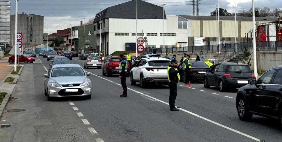 Detectados cinco positivos en drogas en solo tres horas en un control policial en Carballo