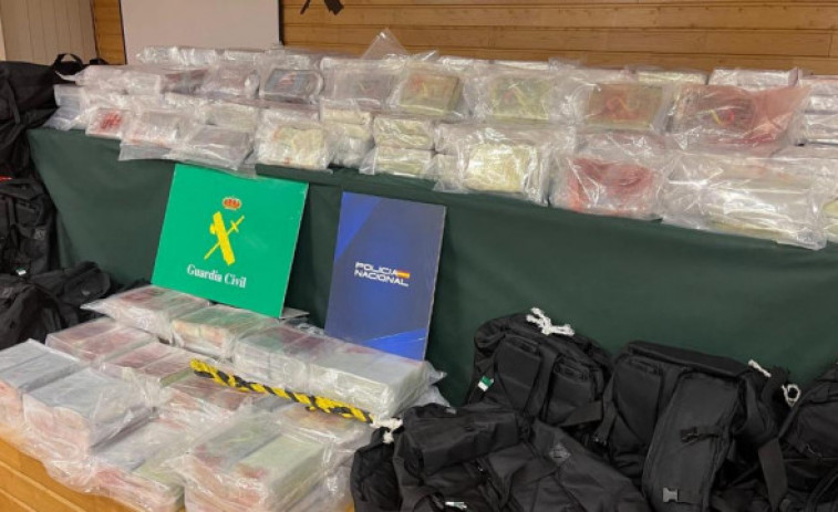 Dos gallegos detenidos tras intervenirse 486 kilos de cocaína en una embarcación tras un supuesto naufragio en Asturias