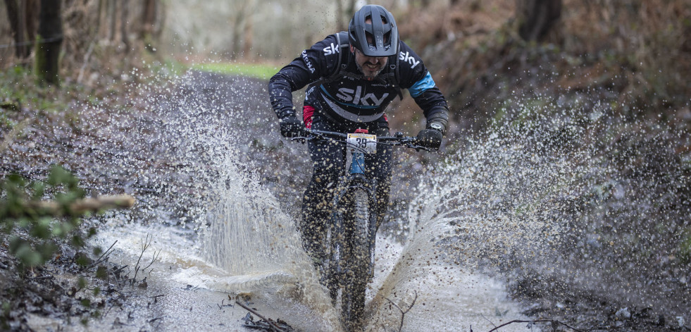 El barro obligó a redoblar el esfuerzo de los 240 participantes en la BTT dos Callos larachesa