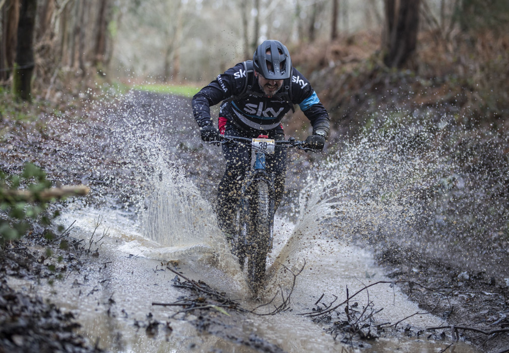 El barro obligó a redoblar el esfuerzo de los 240 participantes en la BTT dos Callos larachesa