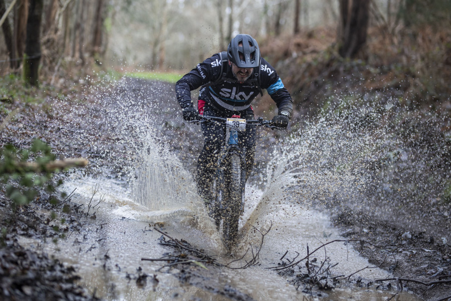 El barro obligó a redoblar el esfuerzo de los 240 participantes en la BTT dos Callos larachesa