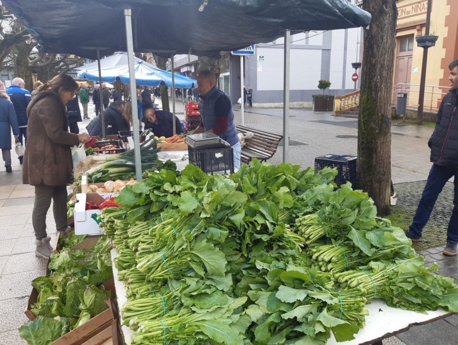 Abundante oferta de grelos en la feria de Carballo para surtir los cocidos de toda la comarca