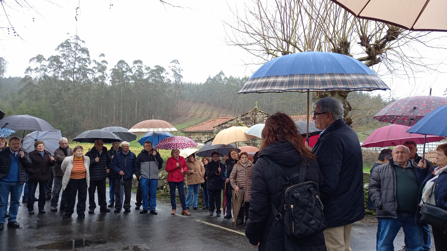 Vecinos de Treos muestran su rechazo al parque eólico de Patiñeiro, en Vimianzo