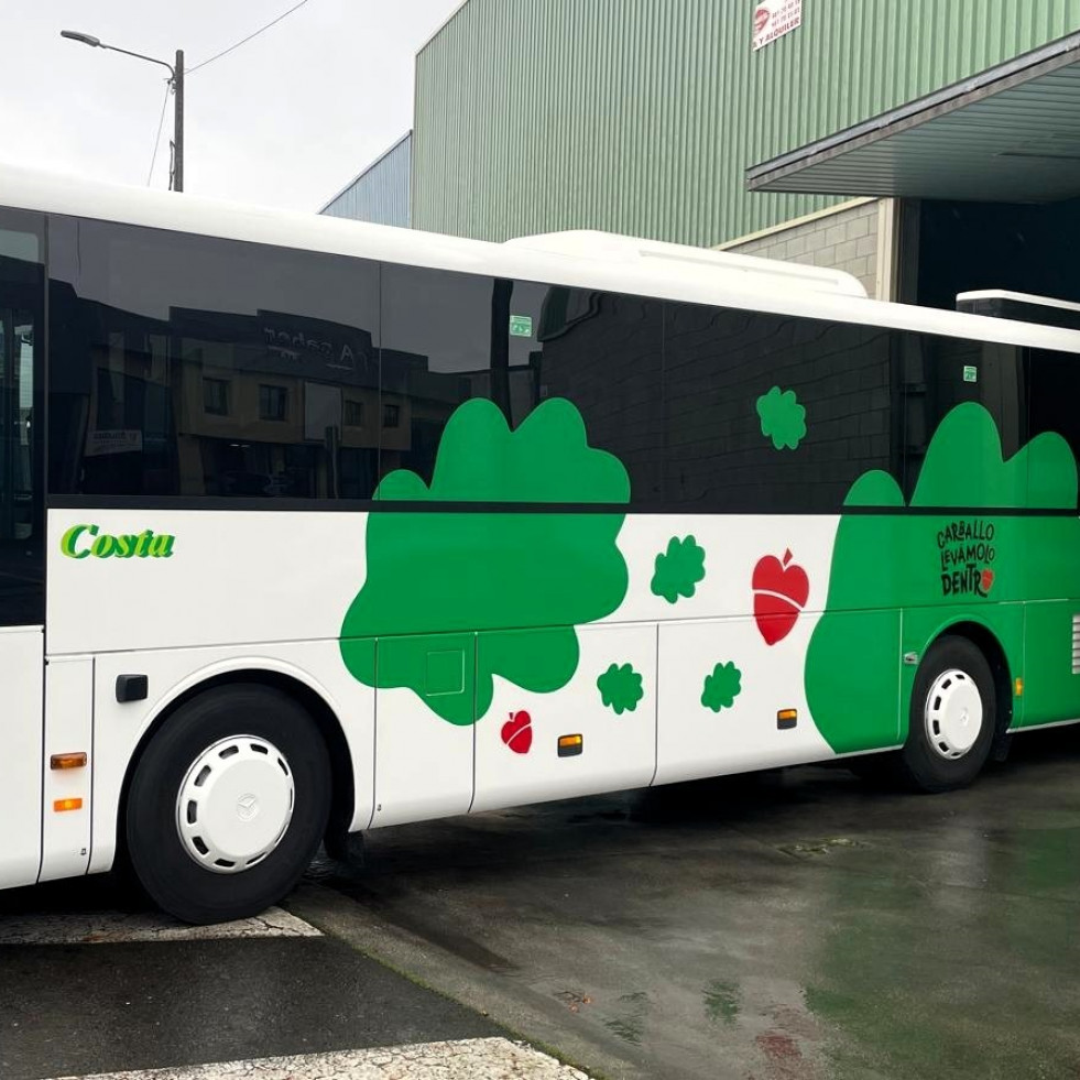 Carballo presume de pueblo con un bus recorriendo el concello