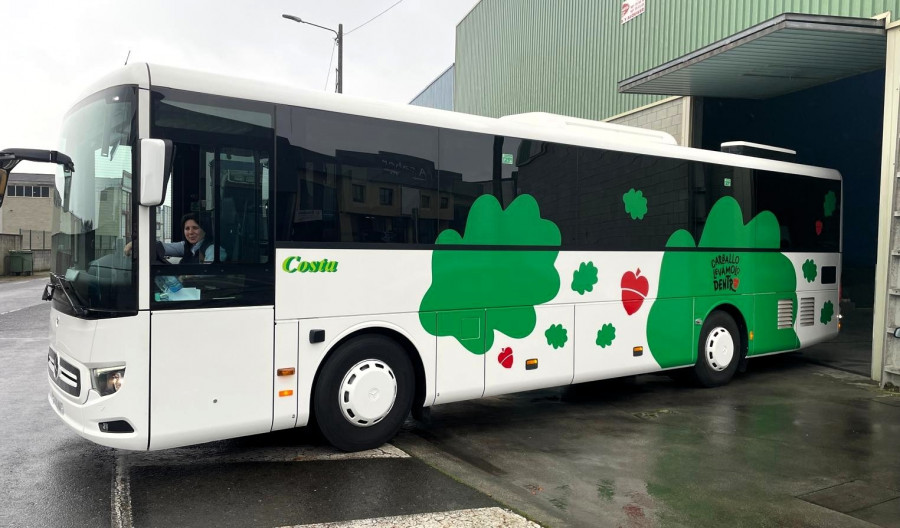 Carballo presume de pueblo con un bus recorriendo el concello