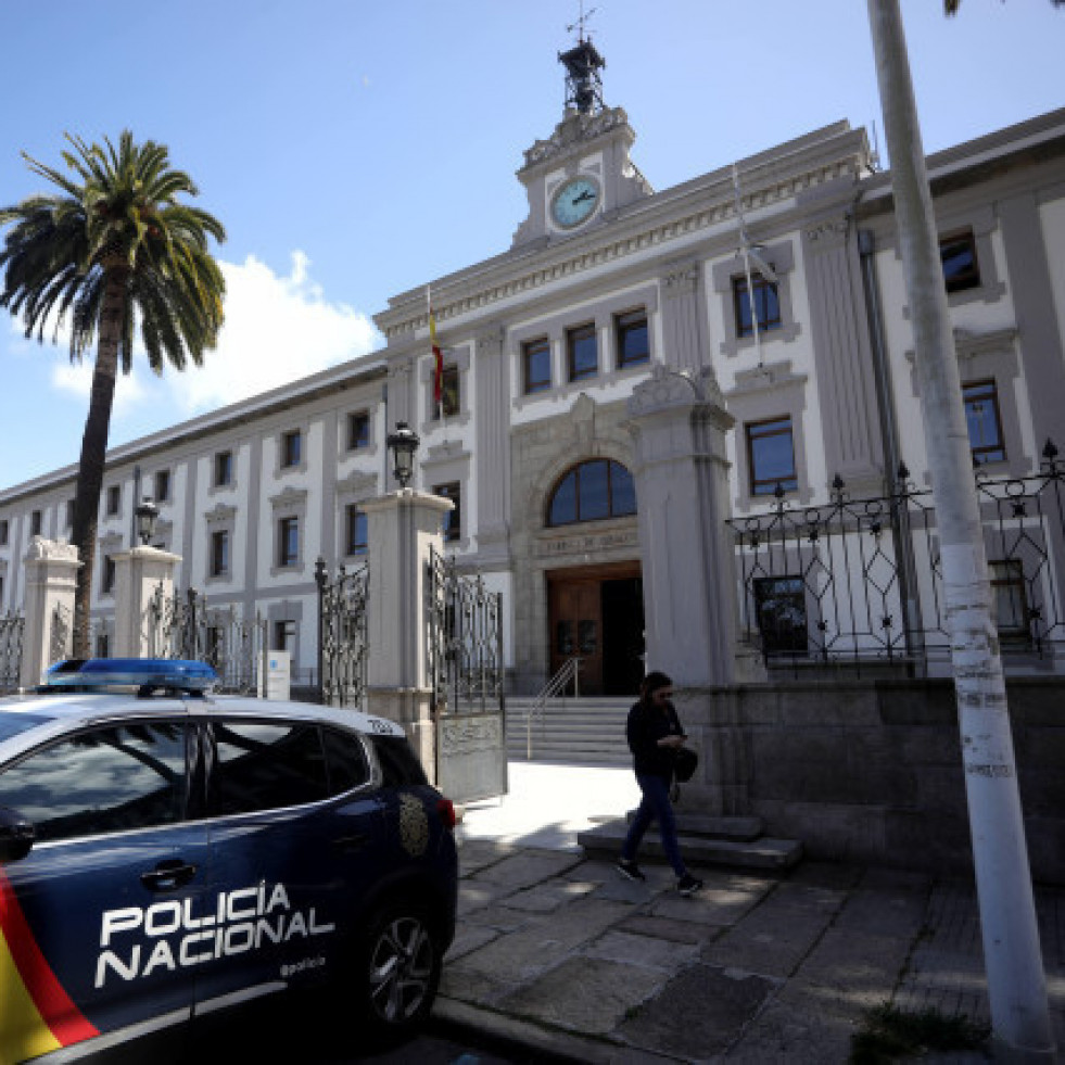 Piden tres años de cárcel para un hombre que apuñaló nueve veces a un vecino en Carballo