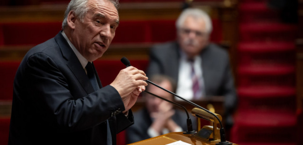 Piden la dimisión del primer ministro francés por acusaciones de tapar abusos en una escuela