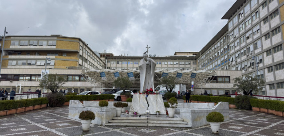 El papa está estable y sigue con el tratamiento en su tercer día en el hospital