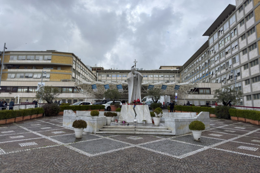 El papa está estable y sigue con el tratamiento en su tercer día en el hospital