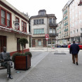 Estatua de Branas frente a su casa natal en Carballo