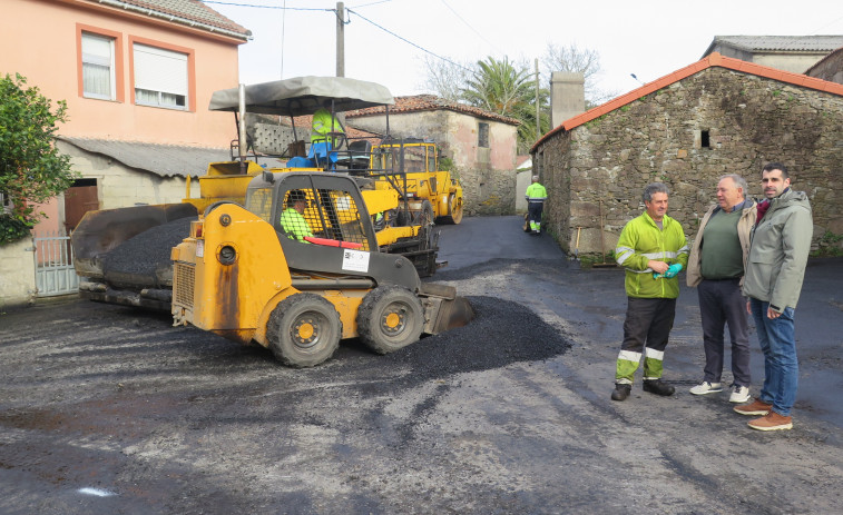 A Laracha amplía y renueva el pavimento de la carretera de San Fins, parroquia de Montemaior