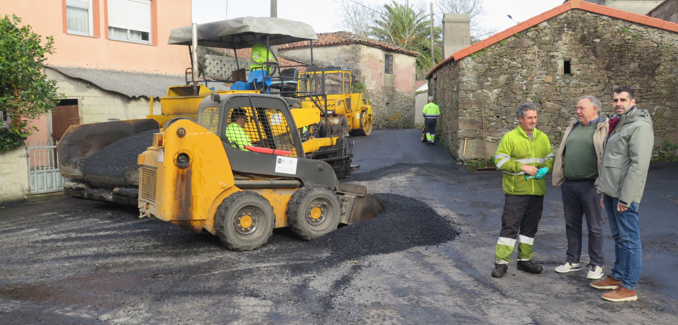 A Laracha amplía y renueva el pavimento de la carretera de San Fins, parroquia de Montemaior