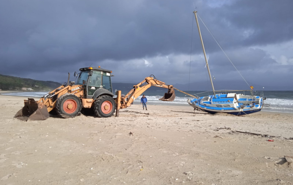 Un velero encalla en la playa fisterrana de Langosteira empujado por el temporal