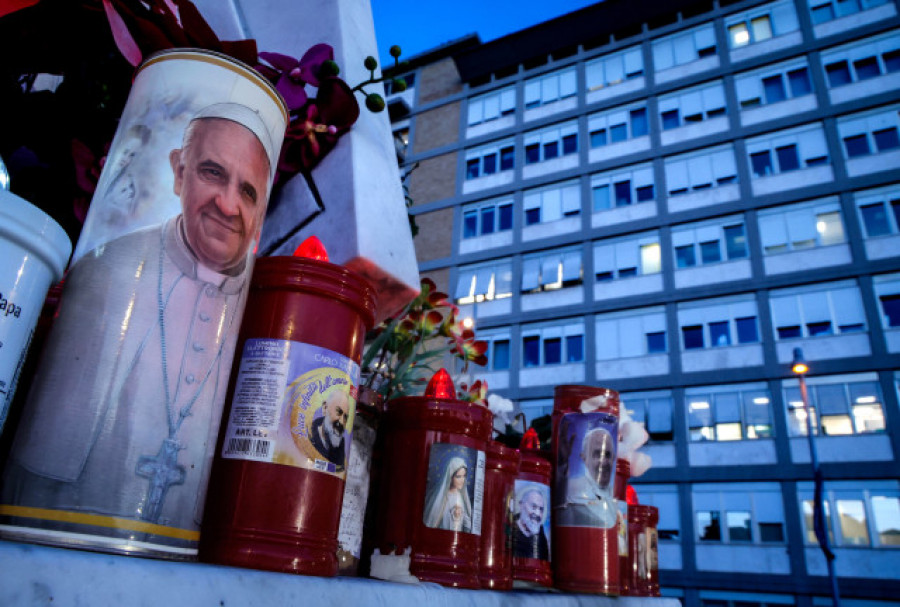 El papa empeora y permanece en estado crítico