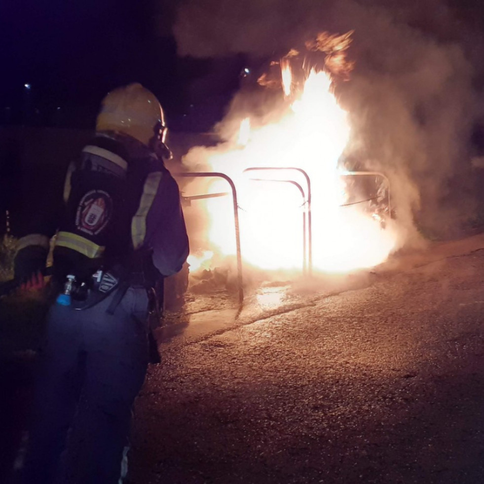 Sofocado un incendio que afectó a tres contenedores en Carballo