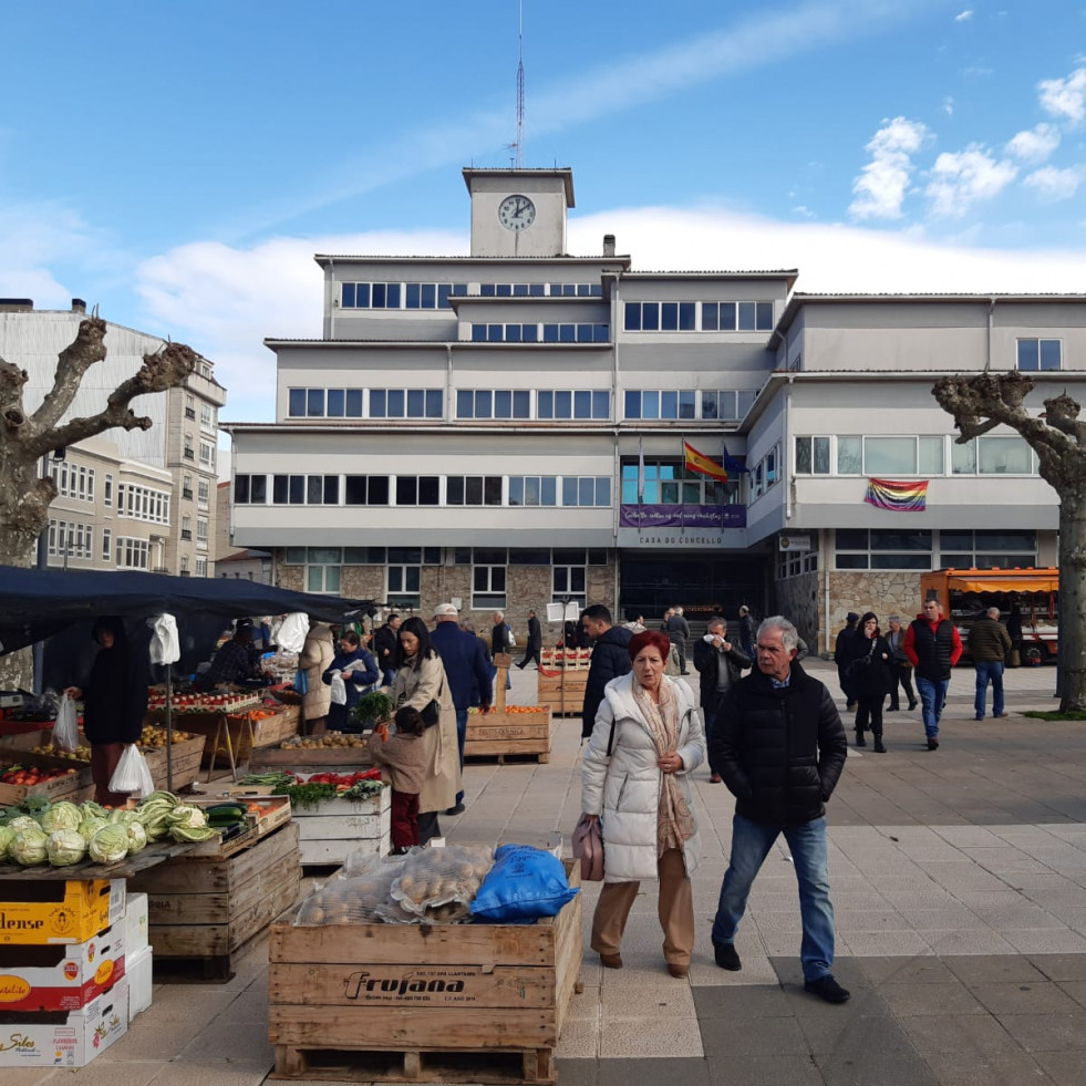 El precio de los grelos se estabiliza y sube el de las patatas en la feria de Carballo