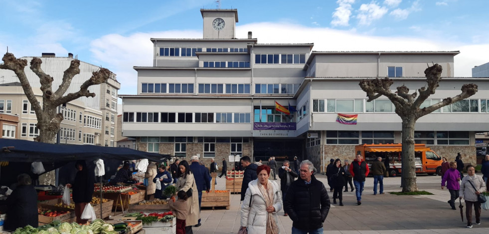 El precio de los grelos se estabiliza y sube el de las patatas en la feria de Carballo