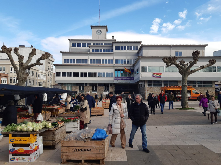 El precio de los grelos se estabiliza y sube el de las patatas en la feria de Carballo