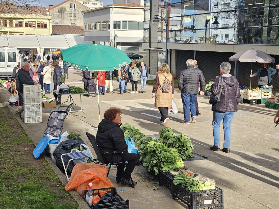 Los grelos siguen dominando en la feria de Carballo