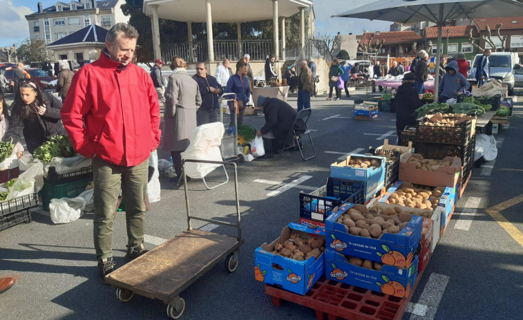 Las patatas rojas nuevas de la comarca llegan a la feria de Paiosaco a dos euros