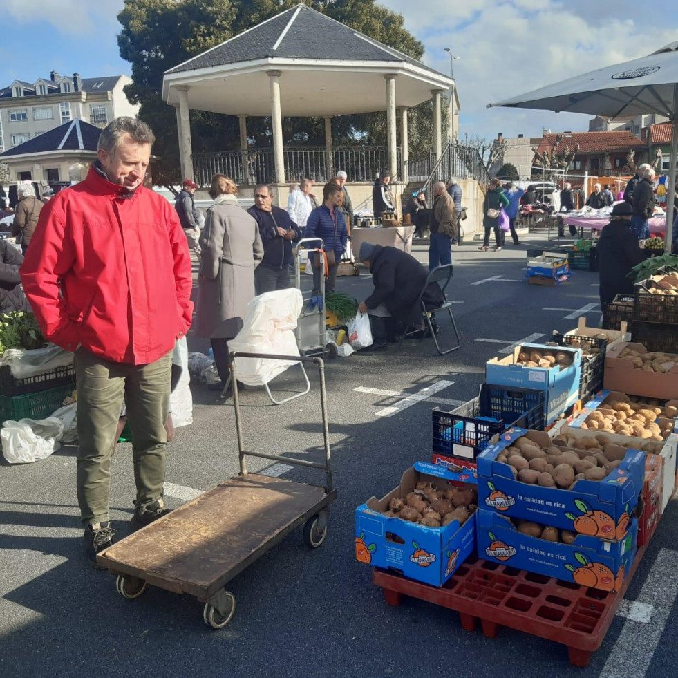 Las patatas rojas nuevas de la comarca llegan a la feria de Paiosaco a dos euros