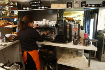 EuropaPress 5355407 trabajador trabajando camarero bar autonomo consumo cafeteria cafe precios ipc 09195024 23738.63