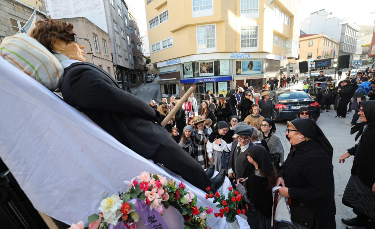 Malpica baja el telón del Entroido y en Buño recogen la basura generada durante la Mikaela