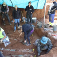 Exhumacion de los cuerpos en el cementerio de Bertoa