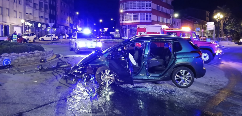 Los bomberos rescatan a un conductor atrapado tras un accidente en Santa Comba