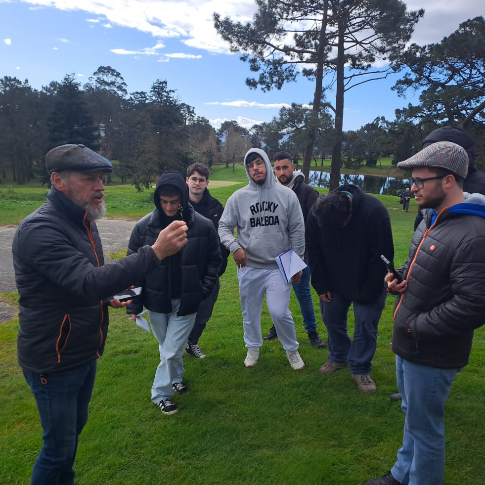 Alumnos de Paisaxismo e Medio Rural de la EFA Fonteboa visitan las instalaciones del Real Club de Golf de A Coruña