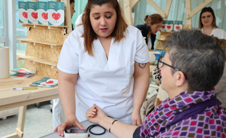 La campaña sobre la tensión arterial empieza con éxito en Carballo