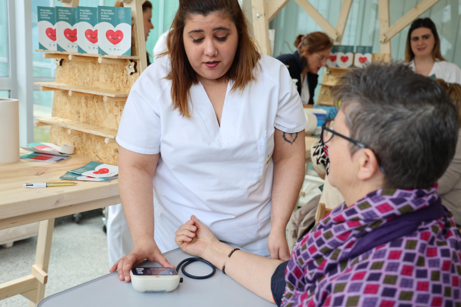 La campaña sobre la tensión arterial empieza con éxito en Carballo