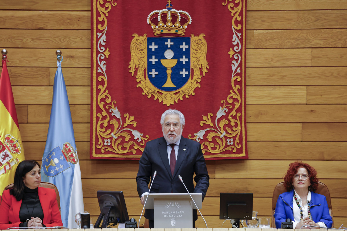 SANTIAGO DE COMPOSTELA, 16/04/2024.- El presidente del Parlamento, Miguel Santalices, durante su intervención en la apertura de la Sesión plenaria de apertura de la XII legislatura, hoy en Santiago de Compostela. EFE/Lavandeira jr