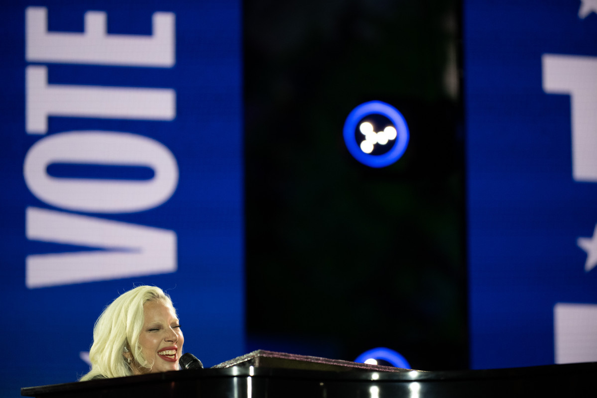 Philadelphia (United States), 04/11/2024.- Lady Gaga performs for the crowd during a campaign rally supporting U.S. Vice President and Democratic presidential nominee Kamala Harris outside the Philadelphia Museum of Art, in Philadelphia, Pennsylvania, USA, 04 November 2024. US Vice President and Democratic Presidential Nominee Kamala Harris is holding an election eve concert and rally in Philadelphia. Election polls show that the presidential race between Harris and Republican nominee former President Donald Trump is extremely close. (Elecciones, Filadelfia) EFE/EPA/DAVID MUSE